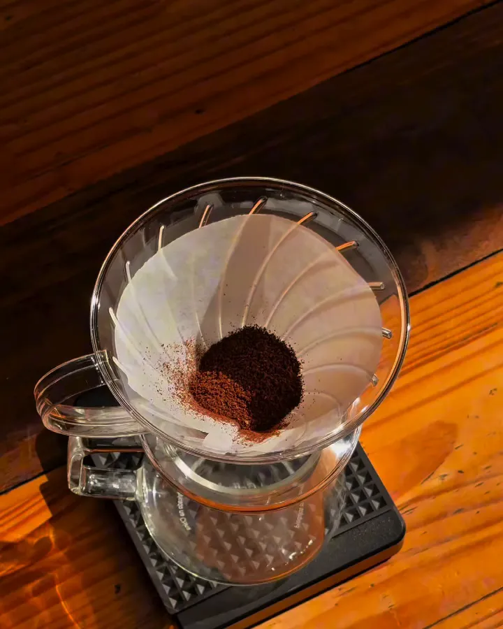 Café moído no filtro de papel, pronto para a extração.